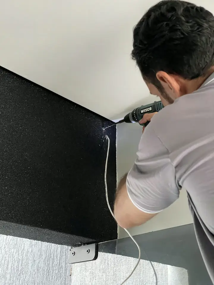 Técnico da Alvo Protegido furando a parede para passar a fiação da câmera