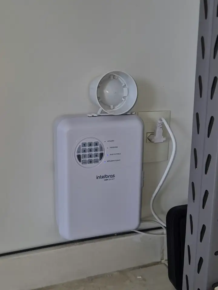 Central de alarme Intelbras ANM 24 NET instalada na parede com sirene
