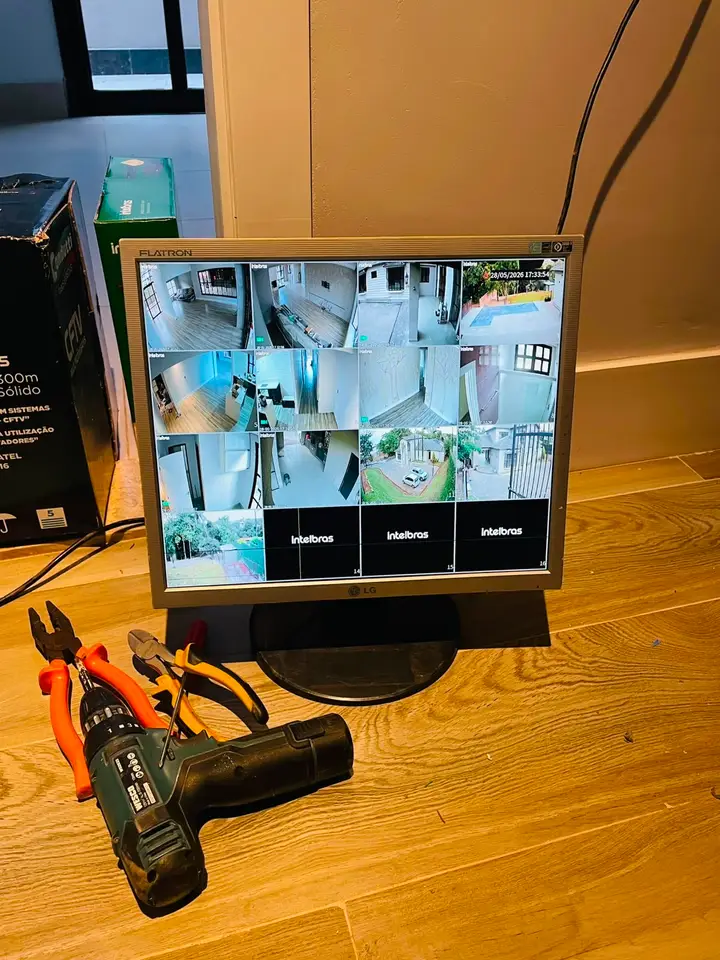 Monitor com 13 câmeras de uma casa e ferramentas de instalação