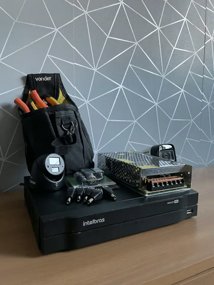 Gravador Intelbras, câmeras, fonte e ferramentas usadas na instalação