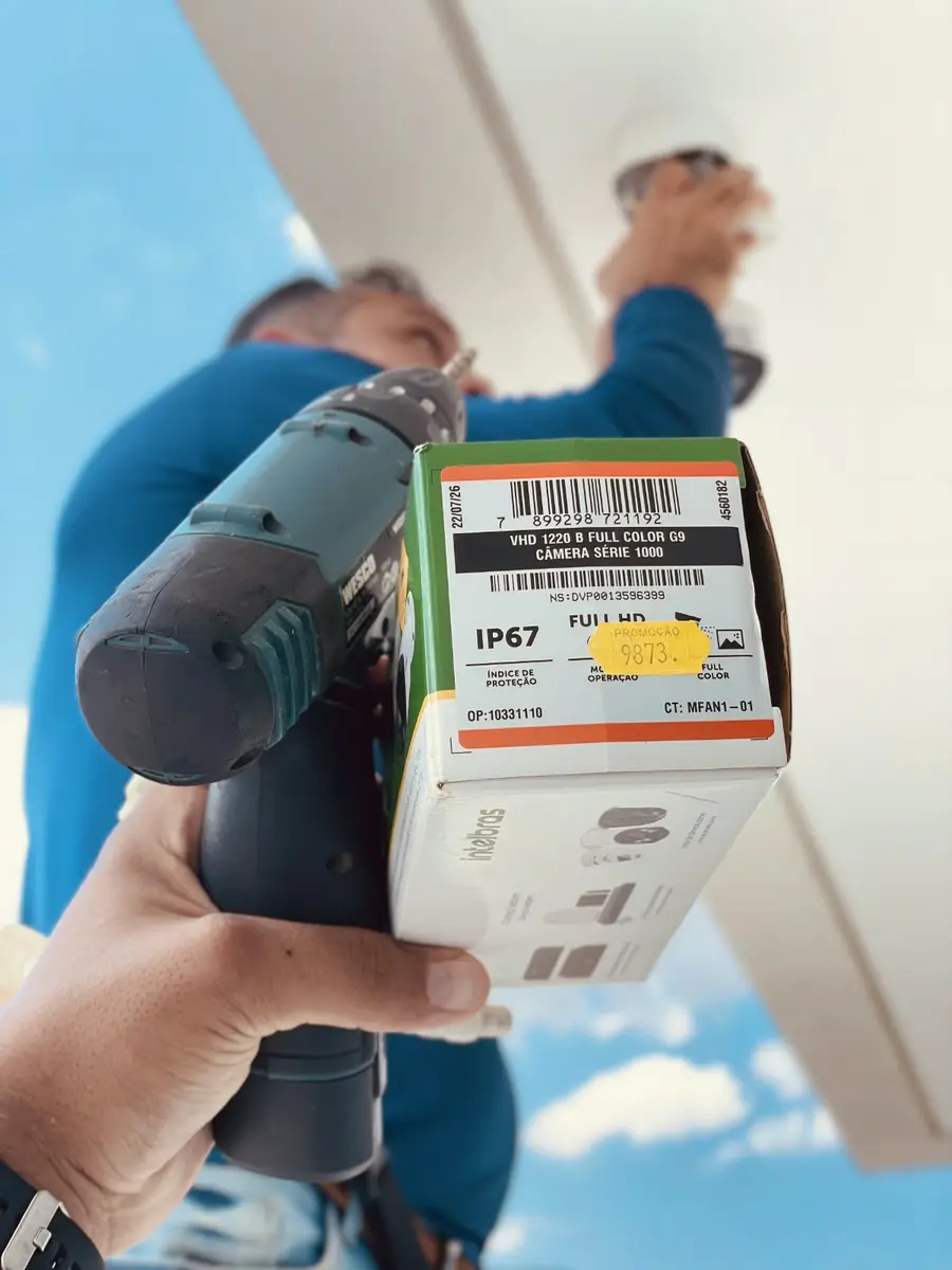 Técnico da Alvo Protegido instalando câmera Intelbras Full Color no teto de uma residência em Brasília